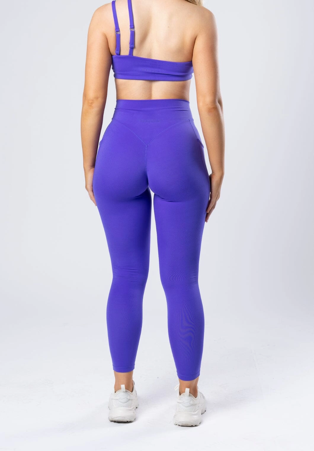 Sleek and Stretchy Reluna Dip Pocket Sculptseam? Legging Moon Motel