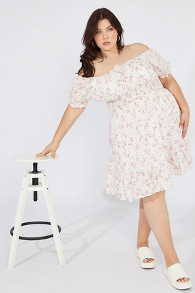 Sophisticated and Relaxed White Floral Fit And Flare Dress Short Sleeve Ruched Bust