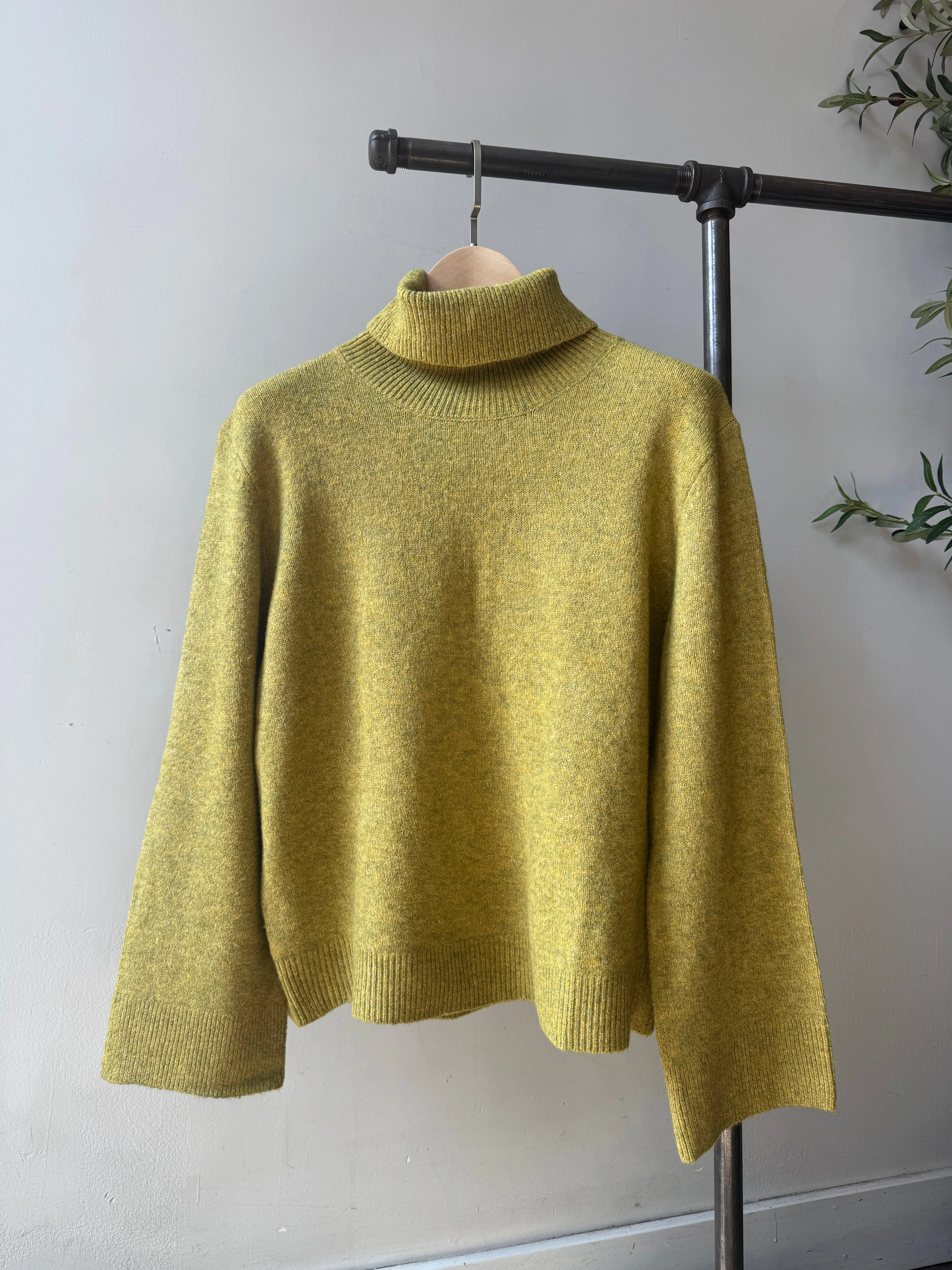 CRESCENT MOON Sweater Hypoallergenic Yarn Construction