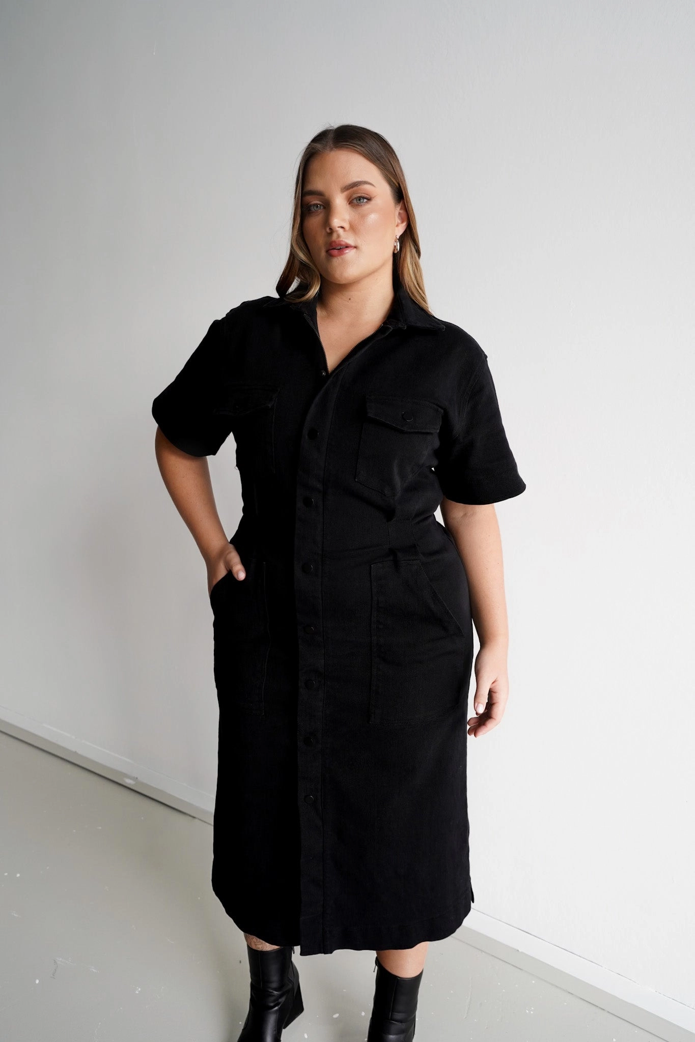 Flowy Cut SAVEIRA DENIM MIDI DRESS BLACKOUT