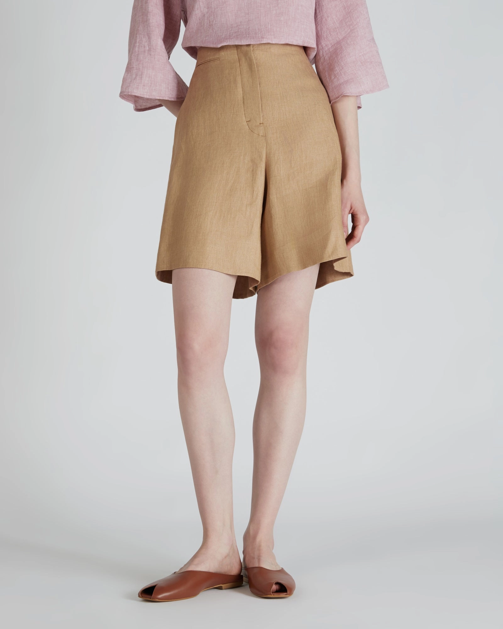 Light Reflective Details AllDayComfort Bermuda shorts in linen