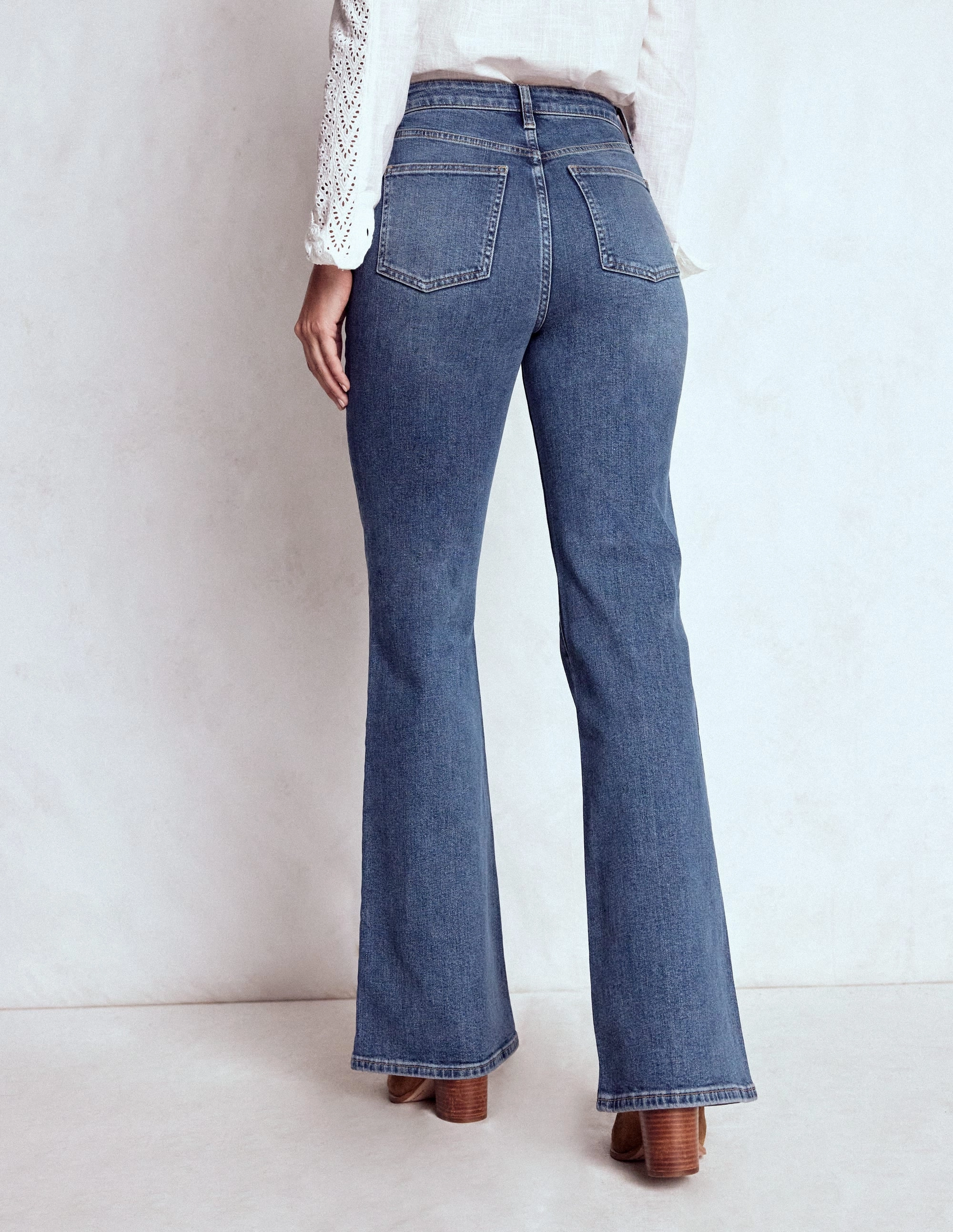 Air Circulation High Rise Fitted Flare Jeans-Mid Vintage