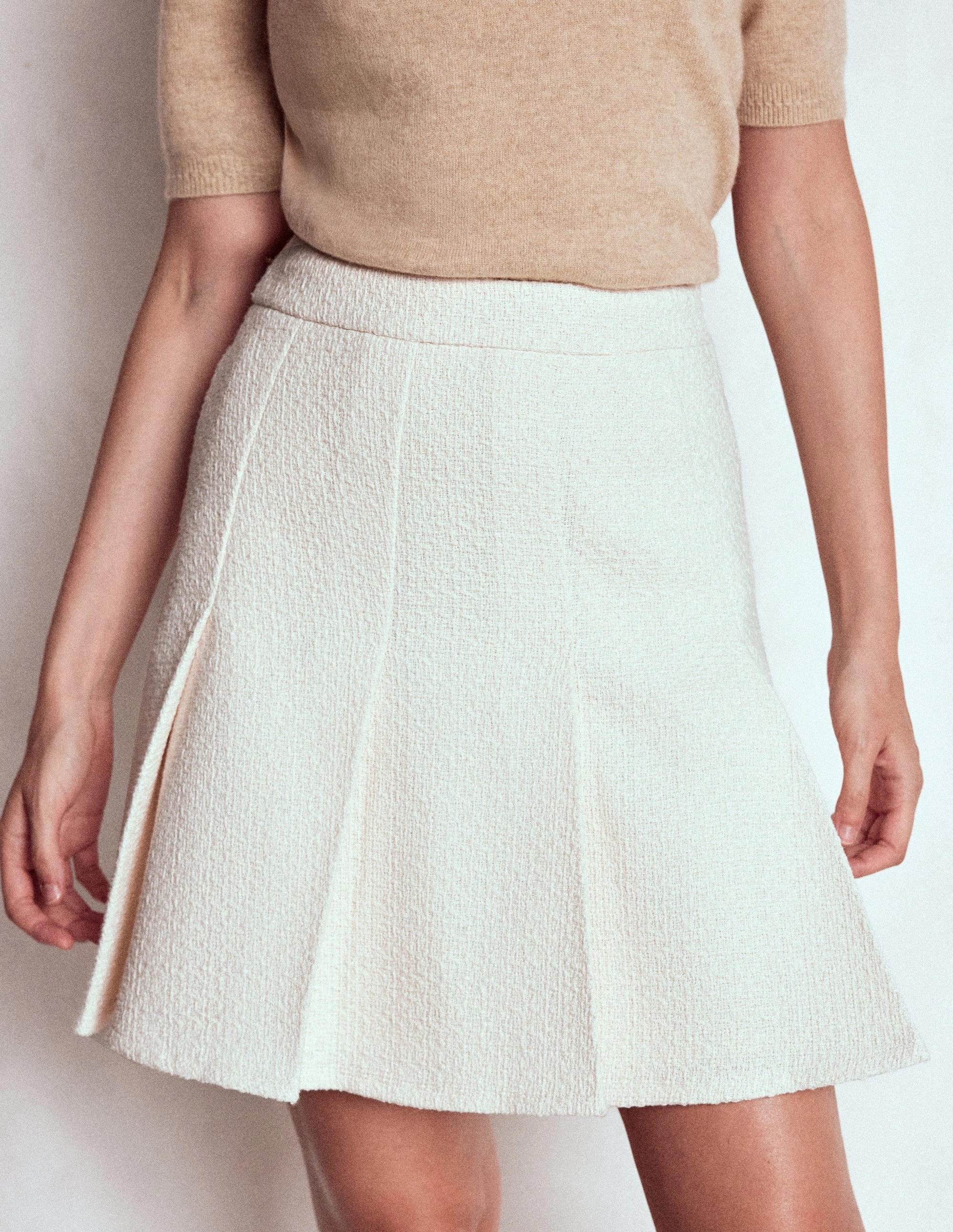 Flippy Textured Skirt-White Tiered Design Sleek Flow
