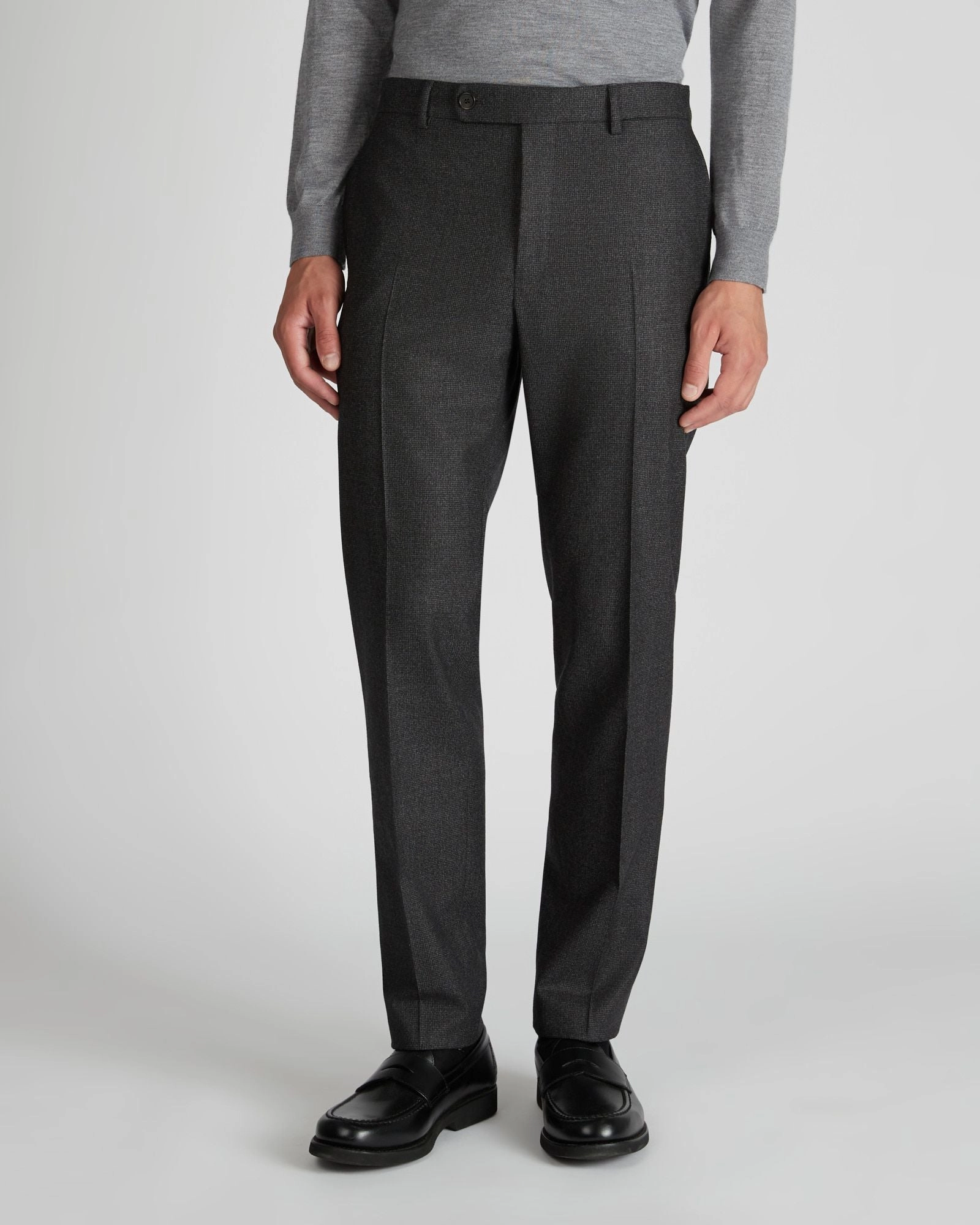 Sleek lines Tapered fit in micro-patterned wool Flexpant