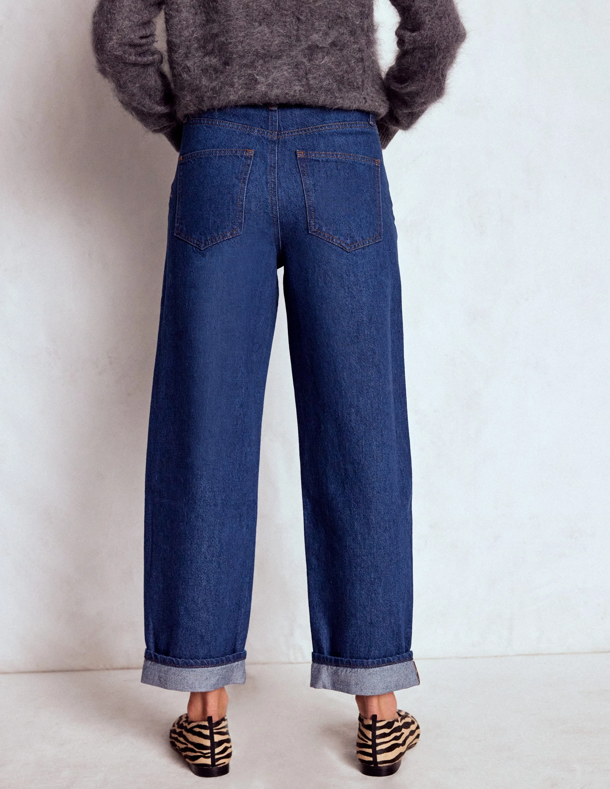 Fitted Design Mid Rise Straight Jeans-Indigo