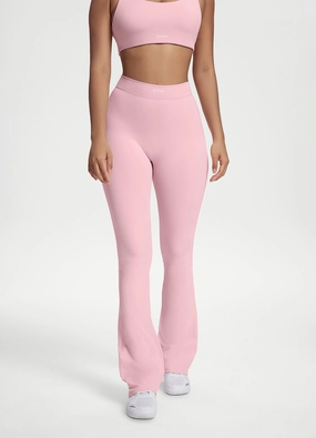 Minimalist Style Holiday Outfit Yoga Class Breathable Fabric Scrunch Back Flared Leggings