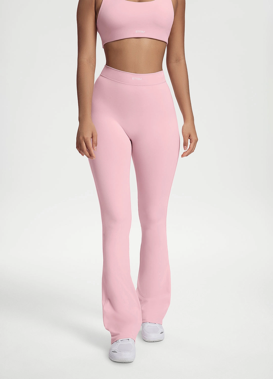 Minimalist Style Holiday Outfit Yoga Class Breathable Fabric Scrunch Back Flared Leggings