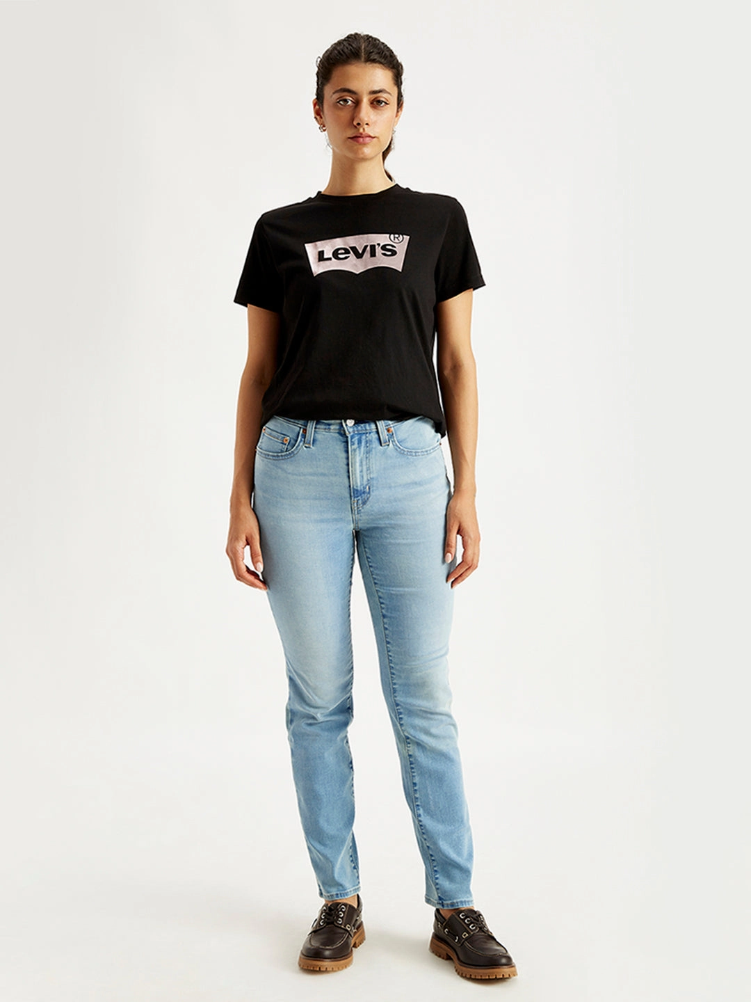 Classic Beach Day Travel Outfit Women's 724 Light Blue Straight Fit High Rise Jeans