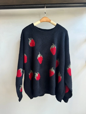 STRAWBERRIES Sweater Essential Fashion