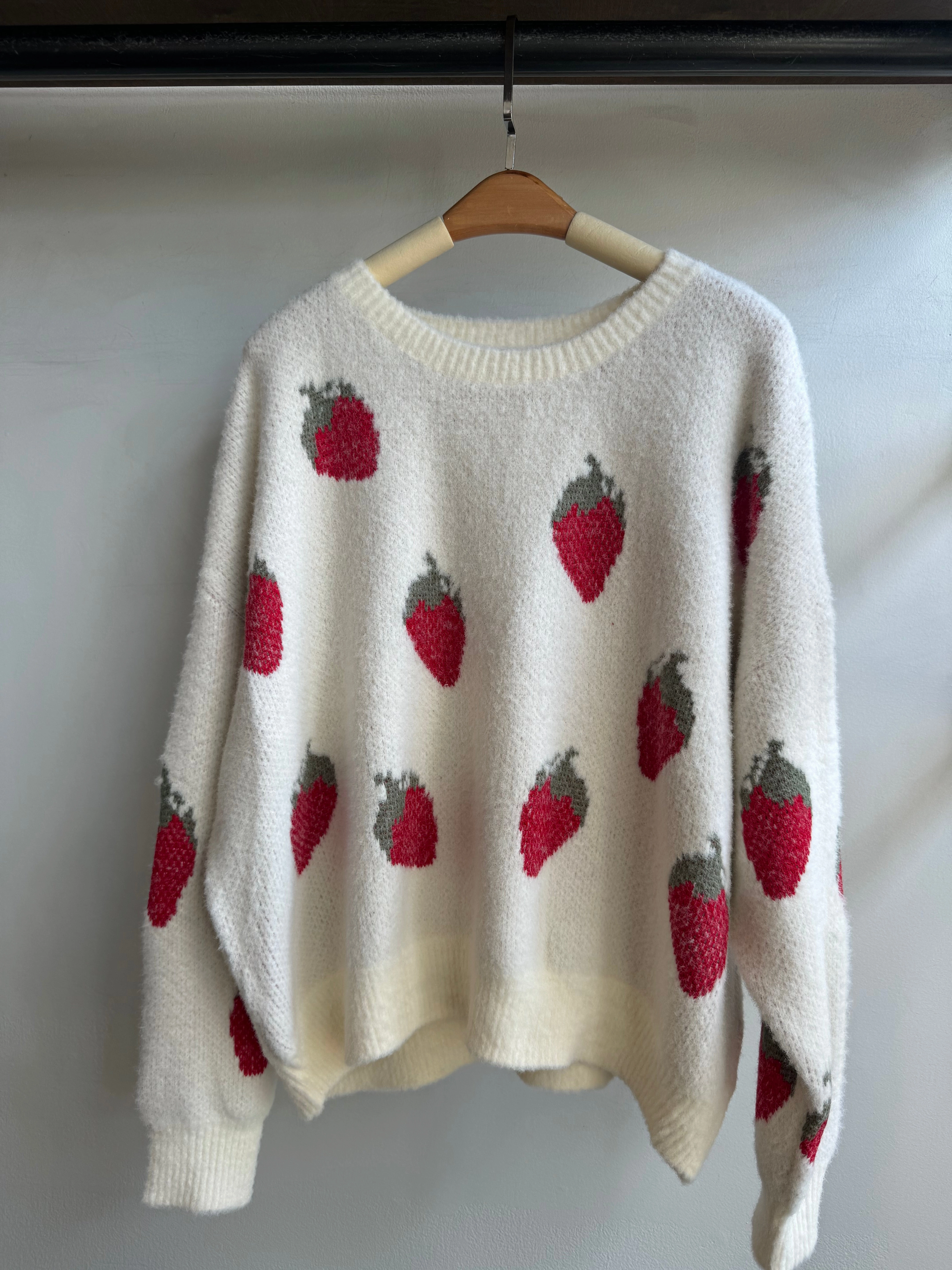 STRAWBERRIES Sweater Premium Comfort